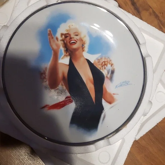Marilyn Monroe Plates Rising Star and Stopping Traffic-Orig Box Cert of Auth - Picture 2 of 7